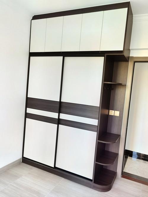 衣柜选平开门还是推拉门?真令人头大! 衣柜选平开门还是推拉门?真令人头大!